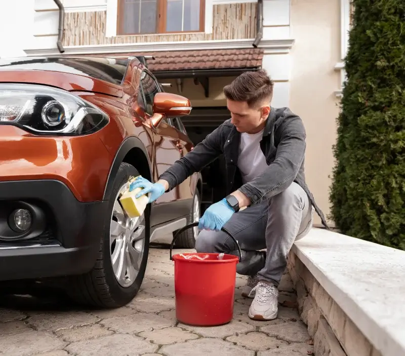 Lavage auto à domicile Tanville : professionnel intervenant sur un véhicule